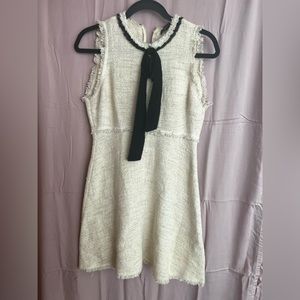 Short dress with a front bow very chic